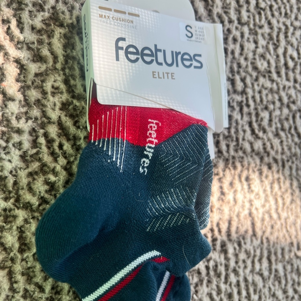 Feetures Elite Max Cushion Socks - Navy and Red